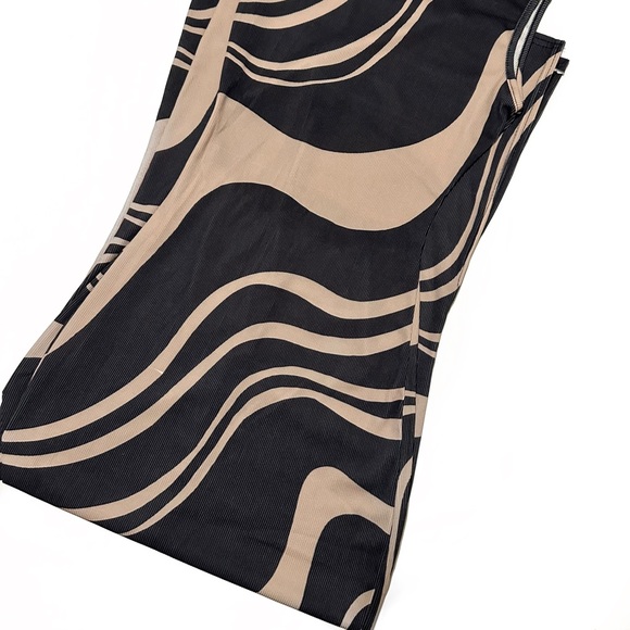 PRETTYLITTLETHING Abstract Ribbed Maxi Dress - Picture 6 of 6